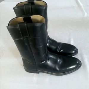 Beautiful Justin Ropers size 7. Calf is pretty narrow. Not for wide calves.